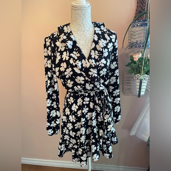 Black & White All Over Floral Print Dynamite Mini Dress Small - Picture 2 of 7